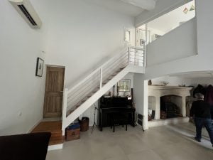 Escalier bois modernisé avec garde corp en câble inox