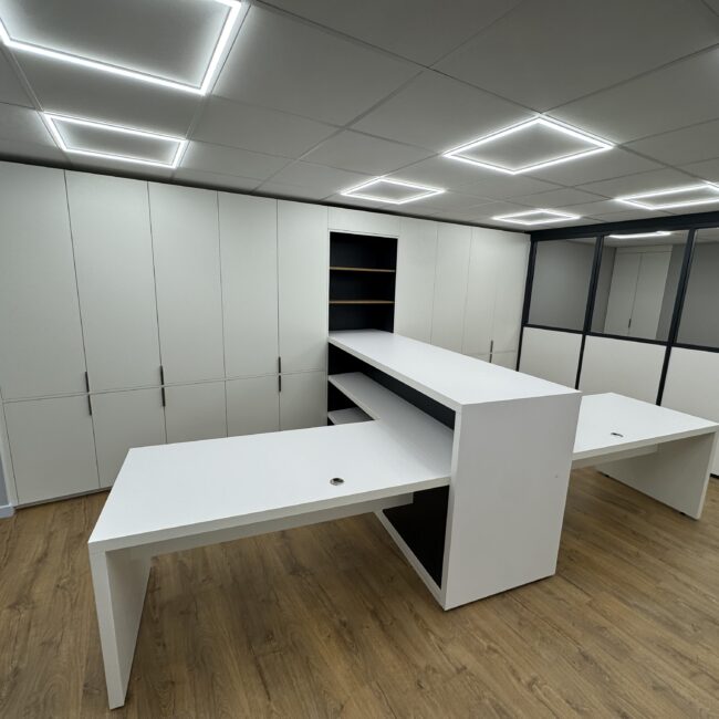 Bureaux blancs et rangements sur mesure dans les nouveaux locaux de CK ELEC à Aubord
