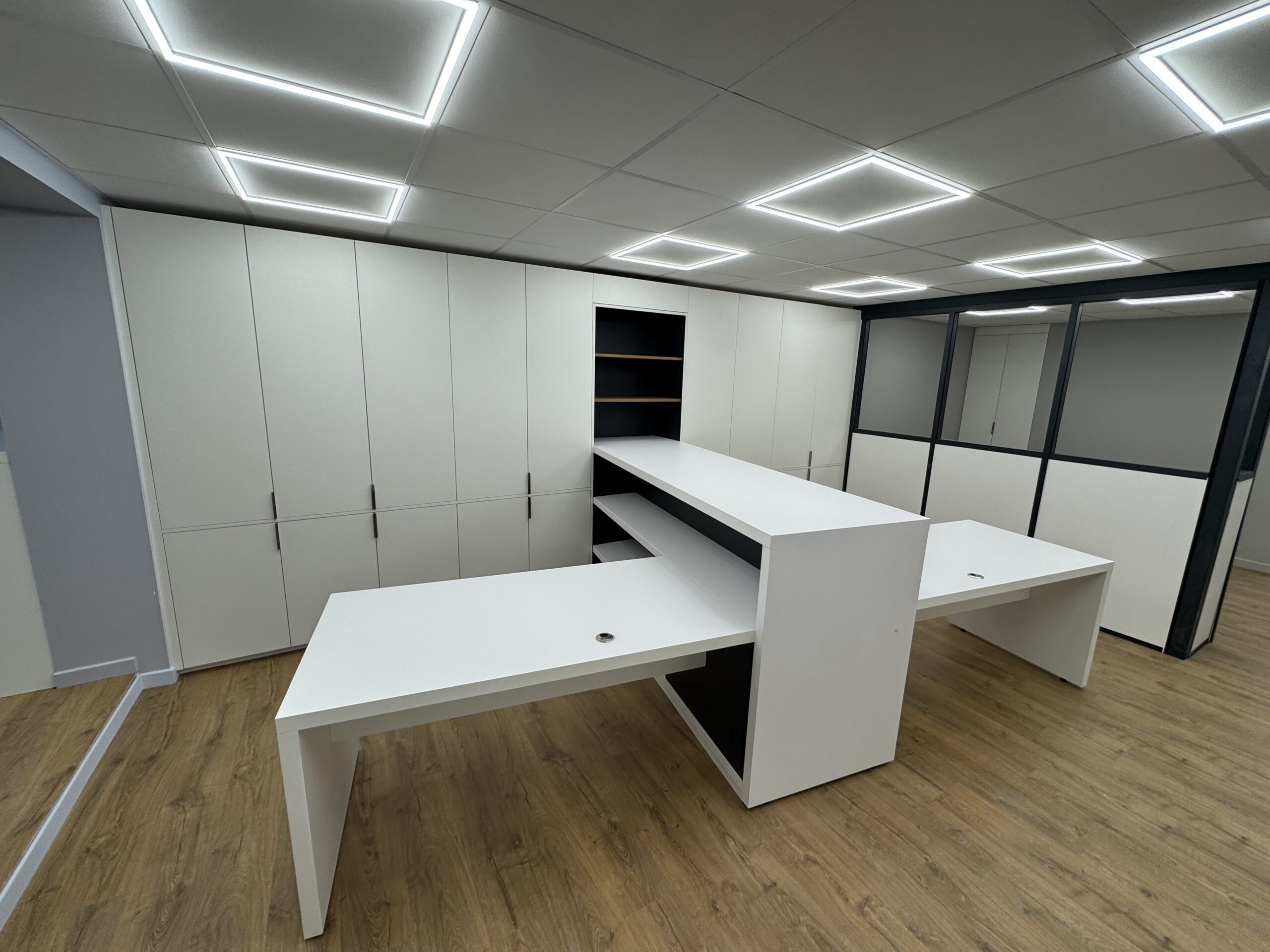 Bureaux blancs et rangements sur mesure dans les nouveaux locaux de CK ELEC à Aubord